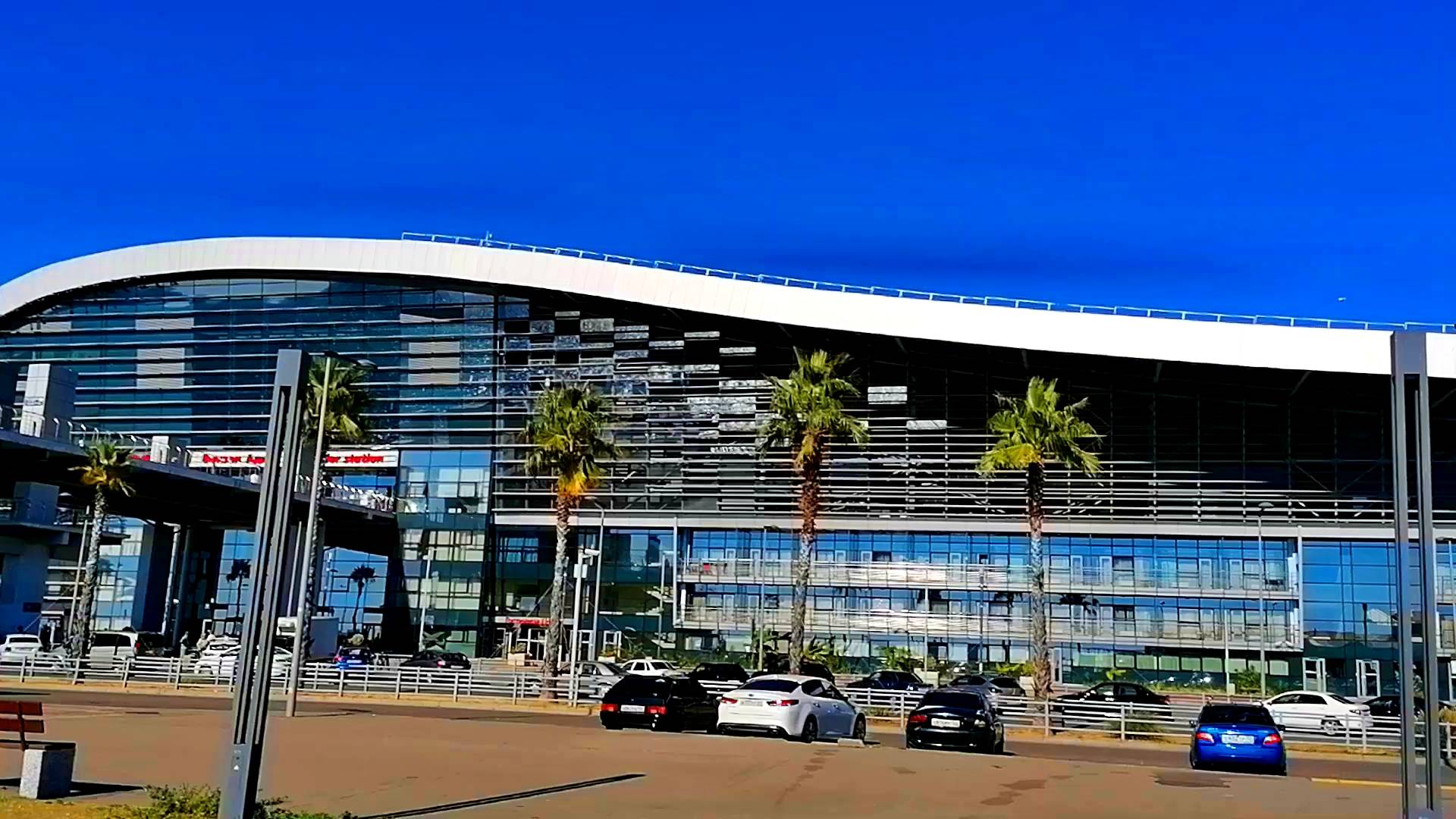 Величественный железнодорожный вокзал Адлер. Вид на море и горы. смотреть онлайн