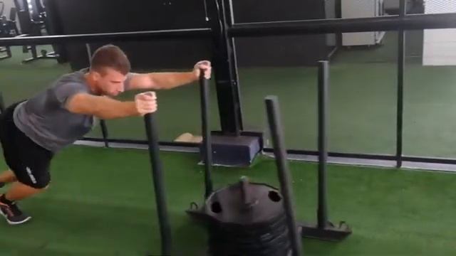 Толкание саней / Sled Push смотреть онлайн