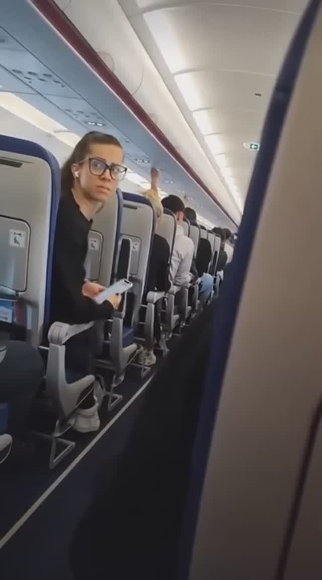 НЕ ЕШЬ ПЕРЕД ПОЛЕТОМ смотреть онлайн