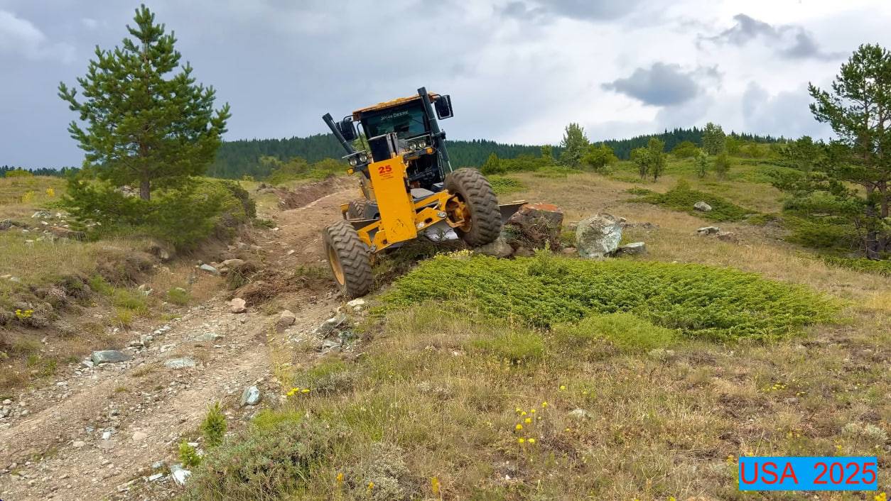Как грейдер справляется с крупными камнями при ремонте горных дорог смотреть онлайн