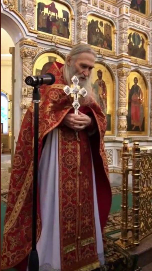Батюшка во время службы. Илий Ноздрин