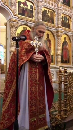Батюшка во время службы. Илий Ноздрин