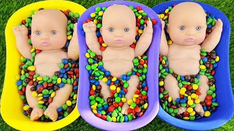 4 минуты удовольствия с ASMR: смешивание конфет и забавного макияжа в трёх ваннах с M&M's Slime смотреть онлайн