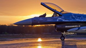 Вот как устроен самолёт F-16 !