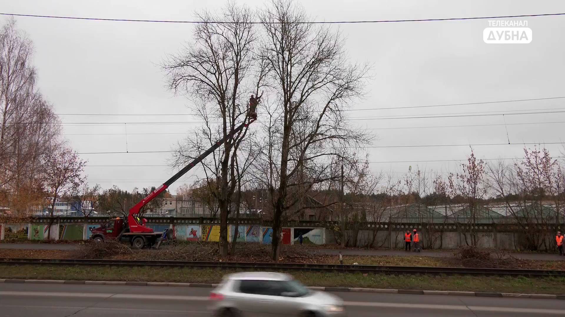 В Дубне даже в праздничные дни идут работы по обеспечению безопасности на железной дороге смотреть онлайн