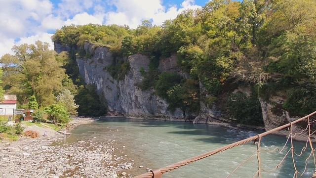 Ахштырское ущелье образовано горной рекой Мзымтой. Это часть горного хребта Ахцу. Красоты Сочи смотреть онлайн