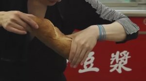 Секрет фокуса с вытаскиванием багета из руки