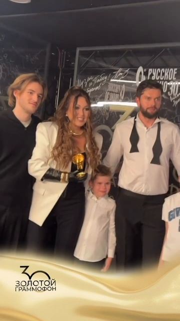 На Премии «Золотой Граммофон» — очаровательная Ирина Дубцова в окружении самых близких! смотреть онлайн