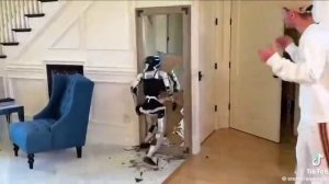 Робот и зеркало