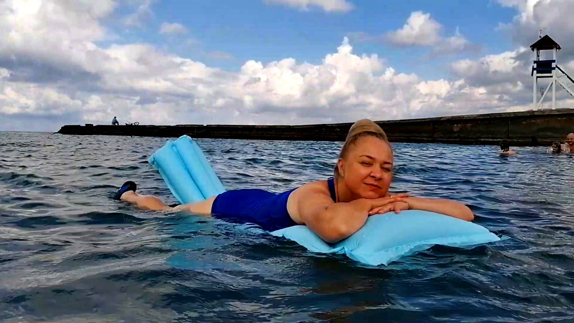 На хлипком матрасе по волнам Чёрного моря! ВЕЛИКОЛЕПНО! смотреть онлайн