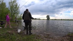 Рыбалка на поплавок всем семейством . Ловля на реке на удочку