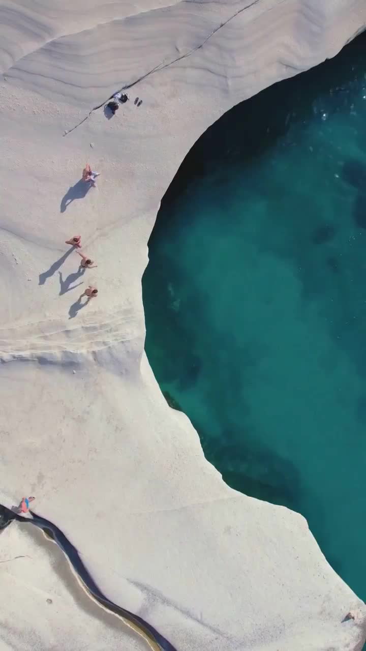 На острове Милос находится удивительный пляж Саракинико, который поражает своей красотой. Белосне... смотреть онлайн