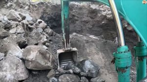 Строительство, экскаватор копает песок