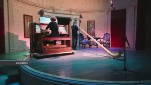 Аркадий Шилклопер (альпийский горн) и Марианна Высоцкая (орган). Кабардинка (Геленджик)