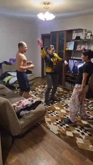 БЕЗ ТАНЦЕВ НЕТ ЖИЗНИ! ОЛЕГ МОНГОЛ КРУЖИТ ЛЮБИМУЮ ВАЛЮ