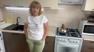 Завтрак// во дворе листву подмела// на ужин картофель с курицей в рукаве//