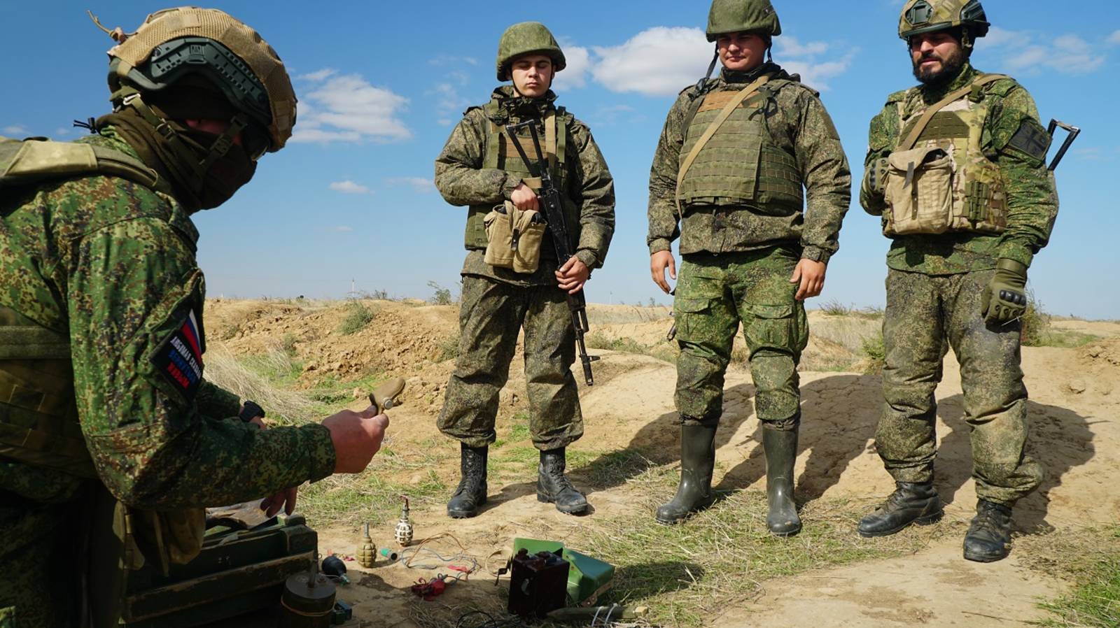 Установка минного поля и заграждений новобранцами-контрактниками, инженерная подготовка Армии ЮВО