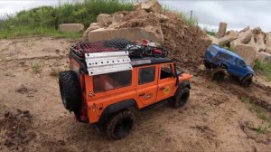 Defender против Ford Raptor на сложном участке бездорожья