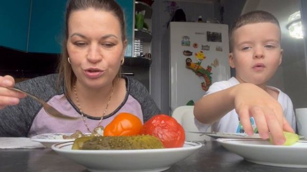 МУКБАНГ ПЕЧЕНЬ ТУШЕНАЯ В СМЕТАНЕ,РИС,СОЛЕНЬЯ/MUKBANG ЕДА ОБЖОР