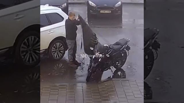 Поднял мотоцикл после падения смотреть онлайн