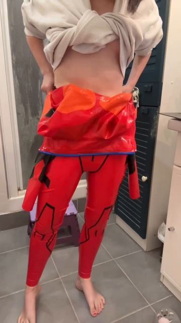 Как не легко натянуть на себя костюм из латекса )