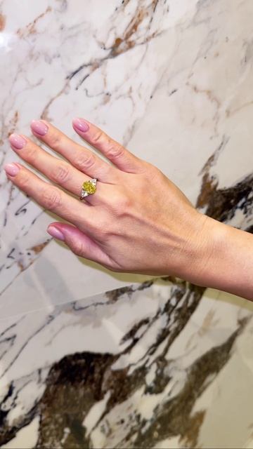 Бриллиантовое кольцо с желтым овалом 3 карата Cvd