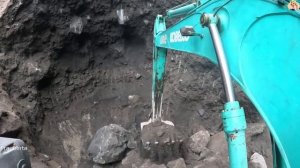 Строительство, экскаватор копает песок