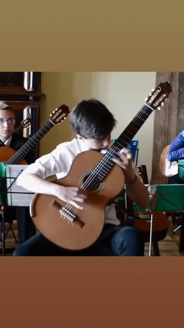 учимся играть на гитаре.