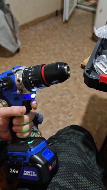 Шуруповерт аккумуляторный SCHWARZ 24V 6Ач бесщеточный, с ударным режимом, 2 АКБ. смотреть онлайн