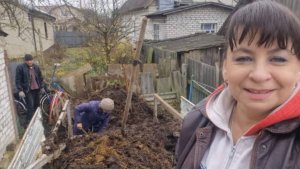 Поездка с мужем. На хозяйстве у подруги. Запасы для сада и огорода. Вкусный ужин.