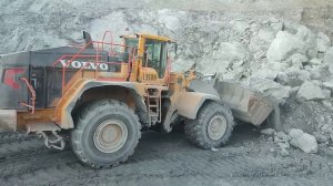 Бульдозер Komatsu D375A-8 и погрузчик очищают зону для экскаватора.