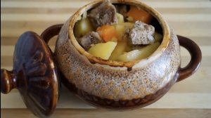 Томлёное мясо с картошкой в горшочках.