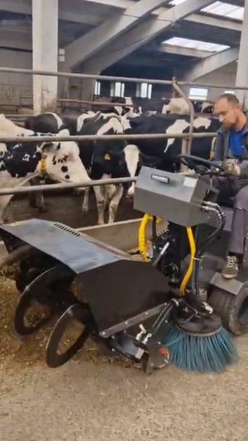 Подталкиватель кормов "ПодкидышЪ" в работе.