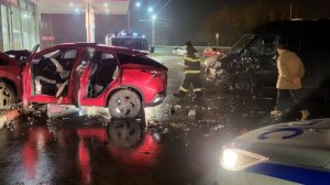 В Подмосковье девушка за рулём красной иномарки по неизвестной причине влетела в припаркованный авто