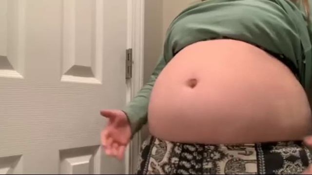 Девушка играет с большим животом смотреть онлайн