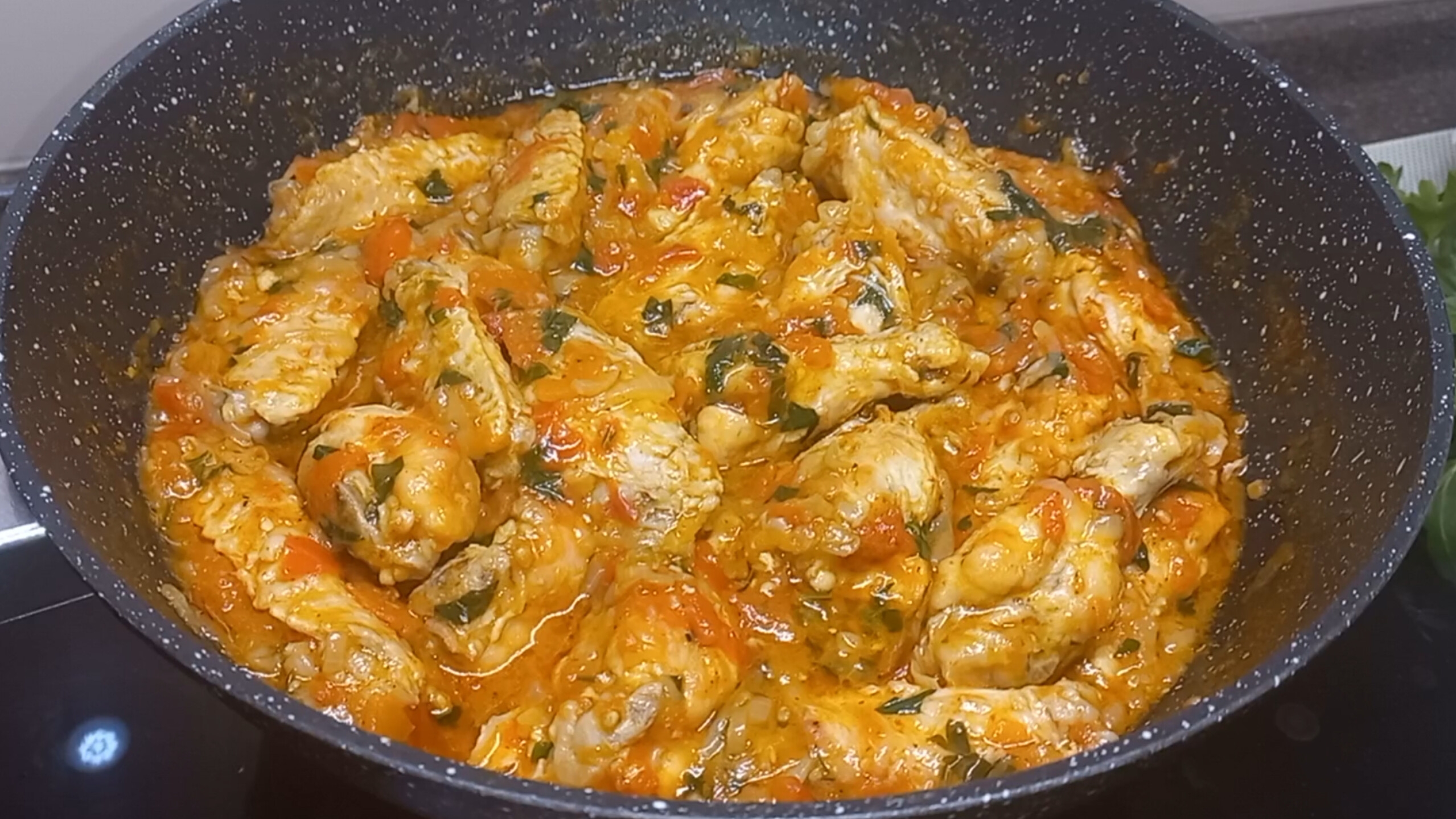 Чахохбили из курицы по - грузински на сковороде. Знаменитый Чахохбили - вкуснейшее блюдо! смотреть онлайн