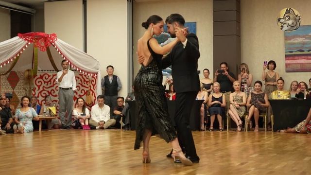 ОНА СИДЕЛА У ОКНА - автор строк Сергей КРОТИКОВ (Алквиад) - Ани и Себастьян (танго) смотреть онлайн