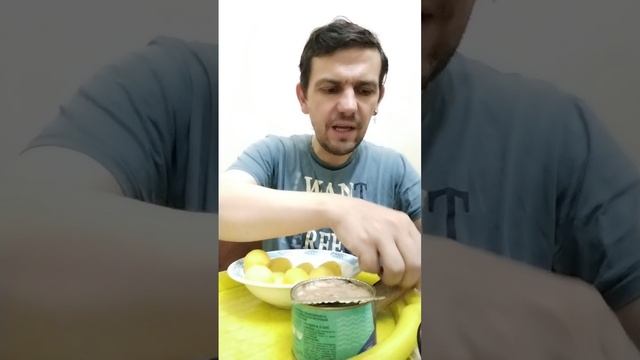 Мукбанг обжор / вареная картошка с консервированной селёдкой / салат из огурцов и помидоров смотреть онлайн