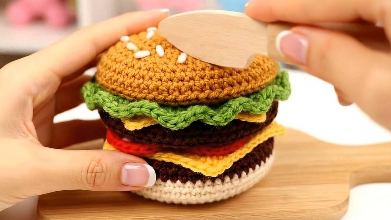 МУЛЬТИК ДЛЯ ДЕТЕЙ СМОТРИМ ЧТО ВНУТРИ ВЯЗАННОЙ ИГРУШЕЧНОЙ ЕДЫ ИГРАЛКИ-ЗАЛИПАЛКИ смотреть онлайн