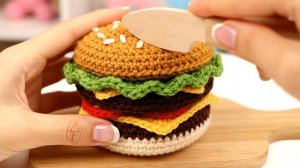 МУЛЬТИК ДЛЯ ДЕТЕЙ  СМОТРИМ ЧТО ВНУТРИ ВЯЗАННОЙ ИГРУШЕЧНОЙ ЕДЫ ИГРАЛКИ-ЗАЛИПАЛКИ