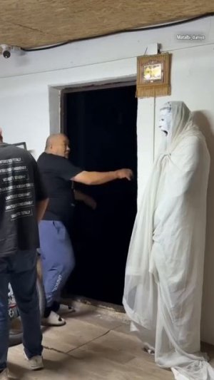 Шутить с людьми.