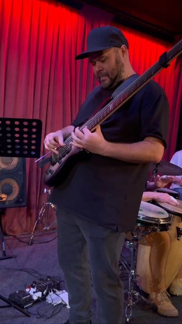 Соло на Pick up the Pieces в клубе Бутмана. Бас Dingwall ABZ Custom .
.
.
#ernieballstrings #dingwa смотреть онлайн