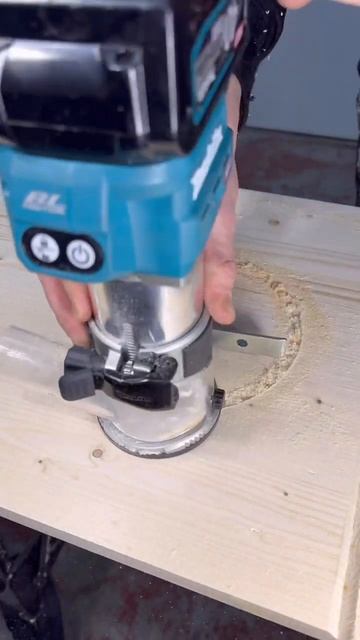Аккумуляторный фрезер на 40V от фирмы Makita в действии 😎👍 смотреть онлайн