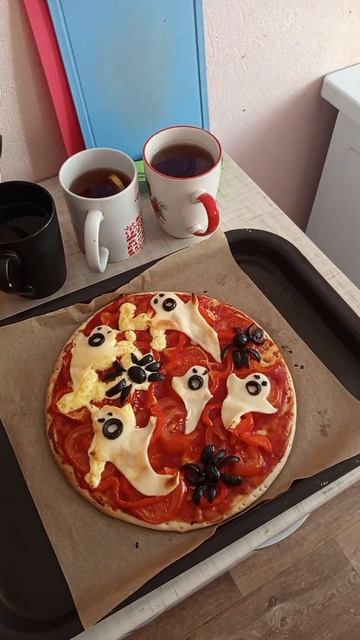 Лиза наблюдает😺 как я делаю пиццу🍕