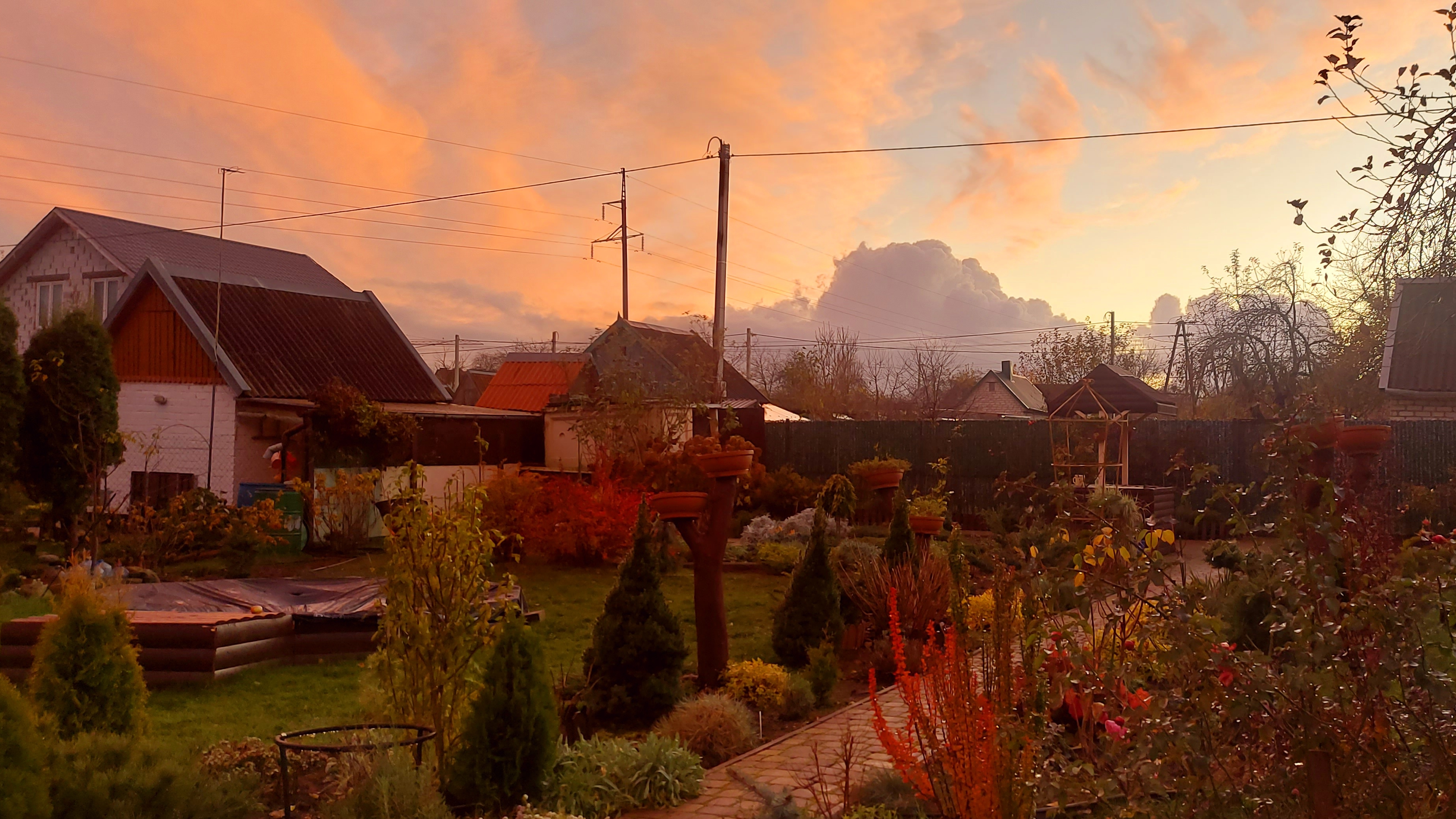 Пока погода позволяет-я на даче🍁.И в ноябре работа найдется😊🍁#любимаядача смотреть онлайн