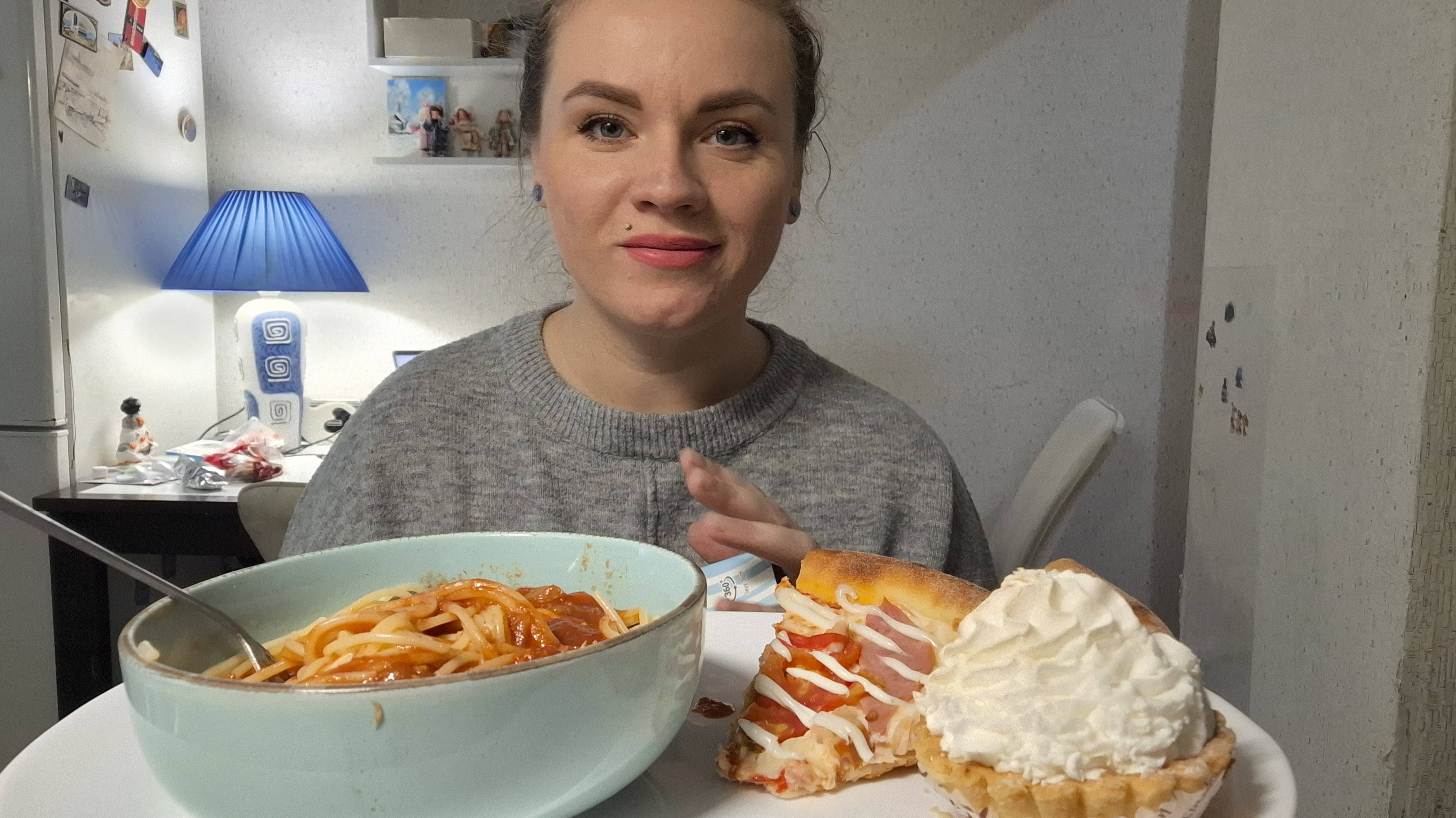 Мукбанг спагетти с соусом, пицца #обед #мукбанг смотреть онлайн