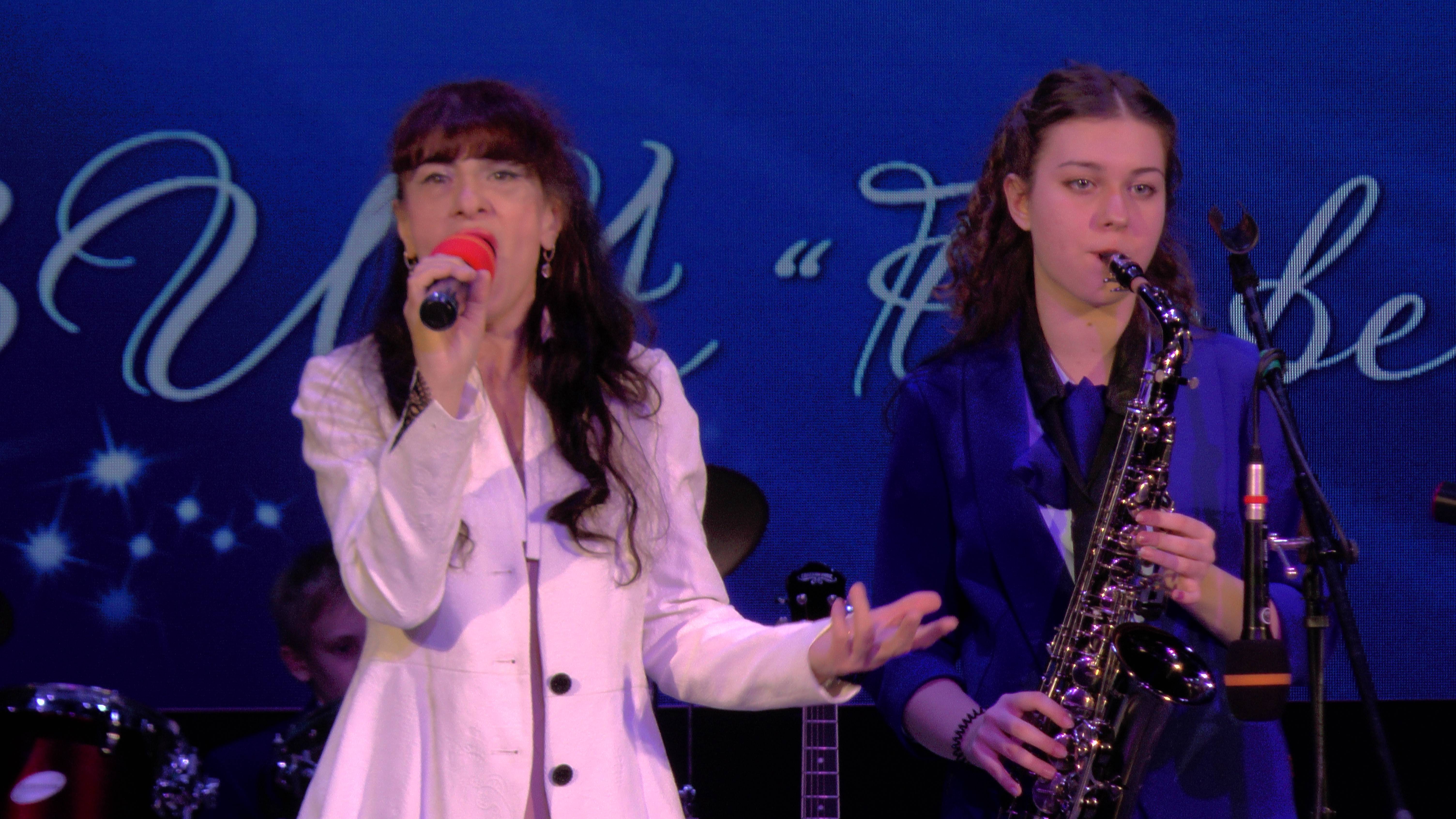 ПЕСНЯ О РОДНОМ ГОРОДЕ. Исполняет Ирина Зангиева и ВИА Ровесник.