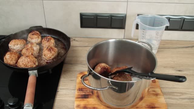 Вкусные котлеты фарш свинина курица и карамельный лук и основные специи