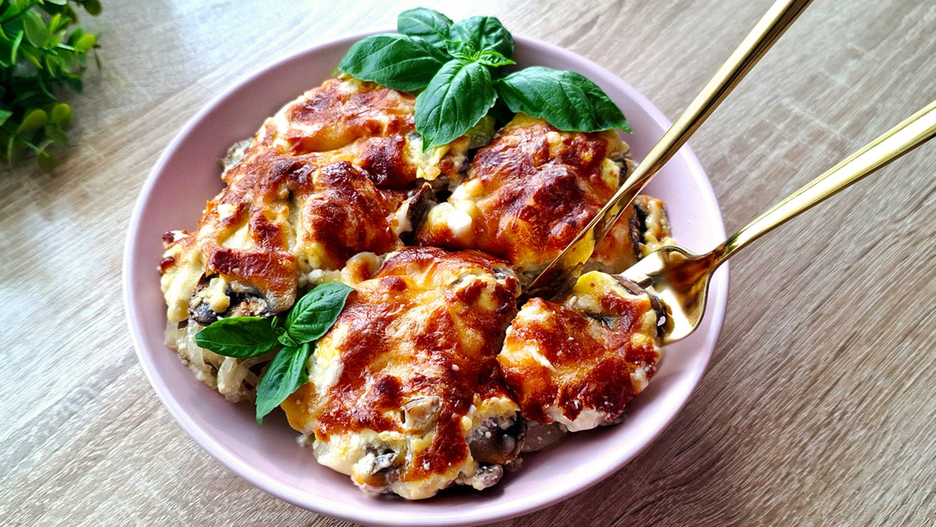 🔥 Самый вкусный рецепт курицы с картошкой и грибами в духовке — идеально для ужина! Сытно и сочно ! смотреть онлайн