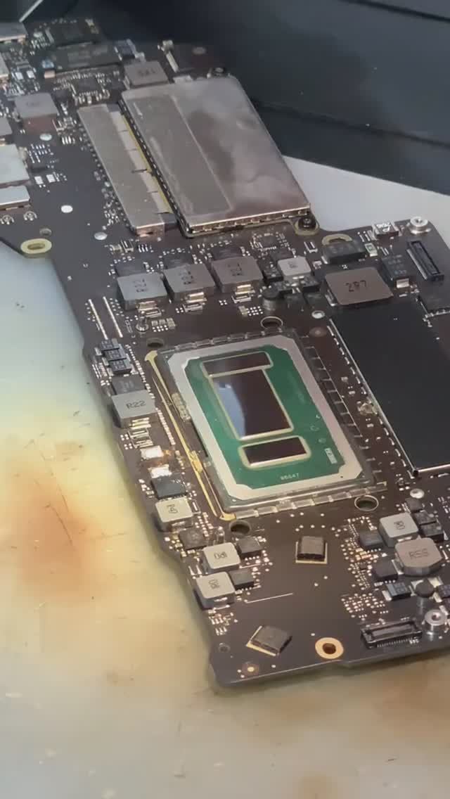 Macbook Pro 13_ A1708 не включается.